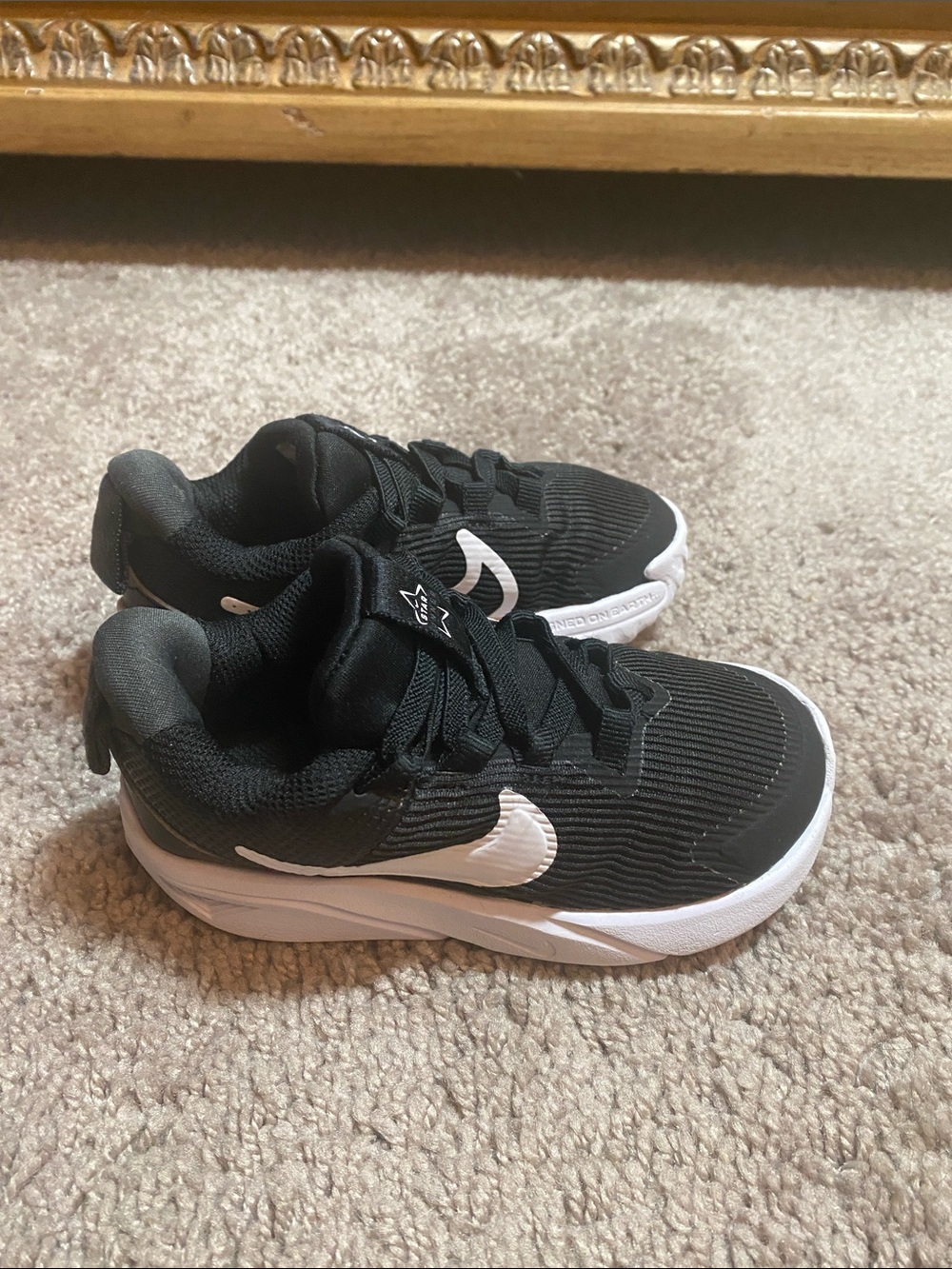 Nike Star Runner low Kids Black and White Running Sneakers size 8C